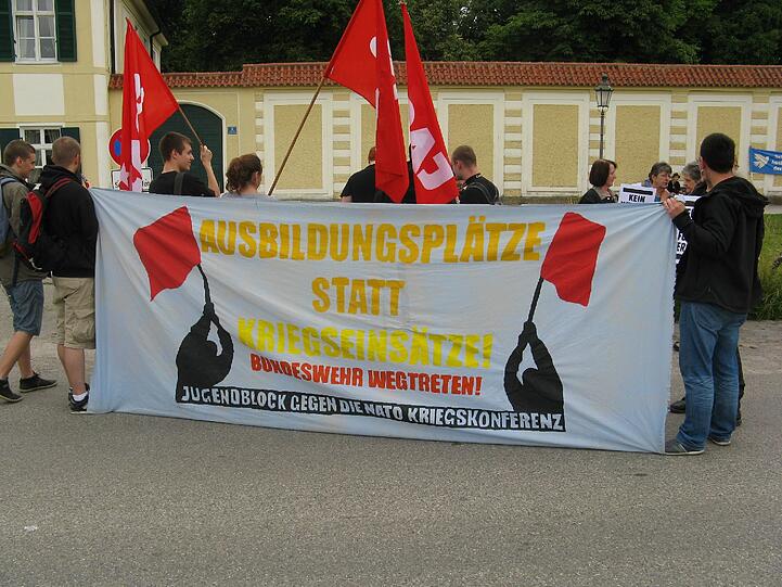 Auch vor dem Schloss gibt es Protest-Kundgebungen.