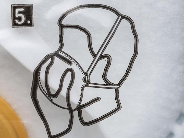 Allein im März stellte die Polizei etwa 34.000 gefälschte chirurgische Masken sicher.
