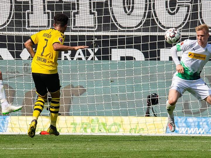 Jadon Sancho (l) trifft zum 1:0 in Gladbach.