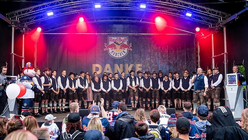 Danke und Servus! Die Spieler des EHC Red Bull München bei der traditionellen Saisonabschlussfeier am Samstag.