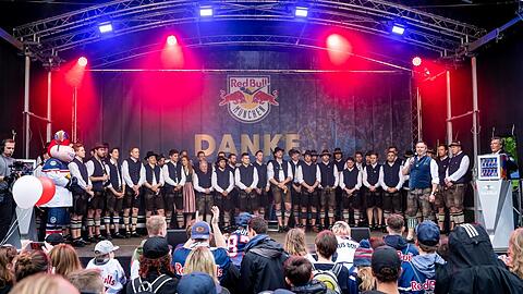Danke und Servus! Die Spieler des EHC Red Bull München bei der traditionellen Saisonabschlussfeier am Samstag.