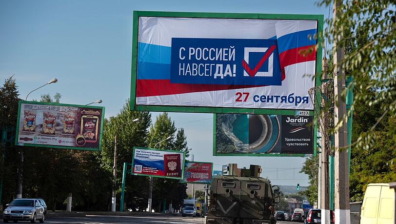 "Für immer mit Russland, 27. September", steht auf diesem Plakat im russisch besetztem Luhansk. Der Kreml geht bei den Scheinreferenden in den besetzten ukrainischen Gebieten von einem Ja für einen Beitritt zu Russland aus. "Für immer mit Russland, 27. September", steht auf diesem Plakat im russisch besetztem Luhansk. Der Kreml geht bei den Scheinreferenden in den besetzten ukrainischen Gebieten von einem Ja für einen Beitritt zu Russland aus.