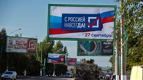 "Für immer mit Russland, 27. September", steht auf diesem Plakat im russisch besetztem Luhansk. Der Kreml geht bei den Scheinreferenden in den besetzten ukrainischen Gebieten von einem Ja für einen Beitritt zu Russland aus.