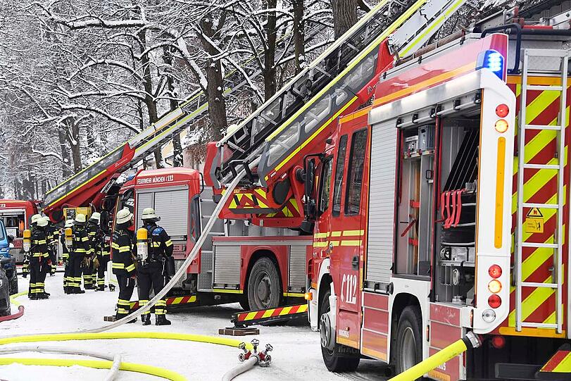 Zahlreiche Einsatzkräfte eilten zum Brand im Herzogpark.