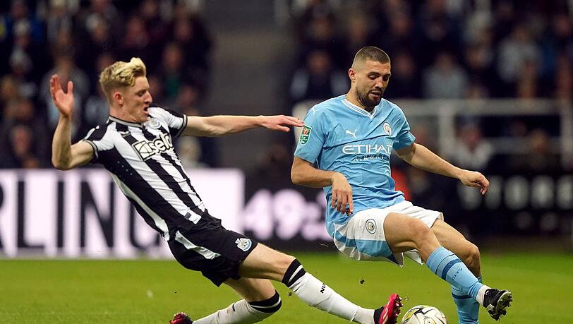 Mateo Kovacic (r) und Manchester City sind im Ligapokal an Newcastle United gescheitert.