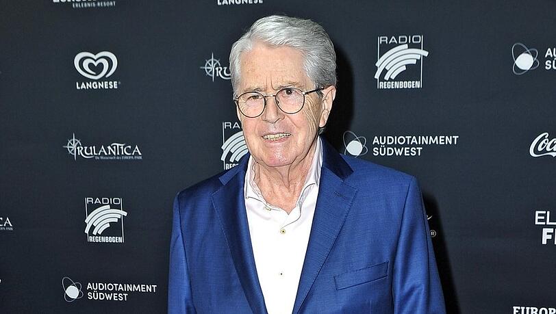 Frank Elstner hat schon als Jugendlicher geboxt, heute bekommt ein Sandsack das zu sp&uuml;ren.