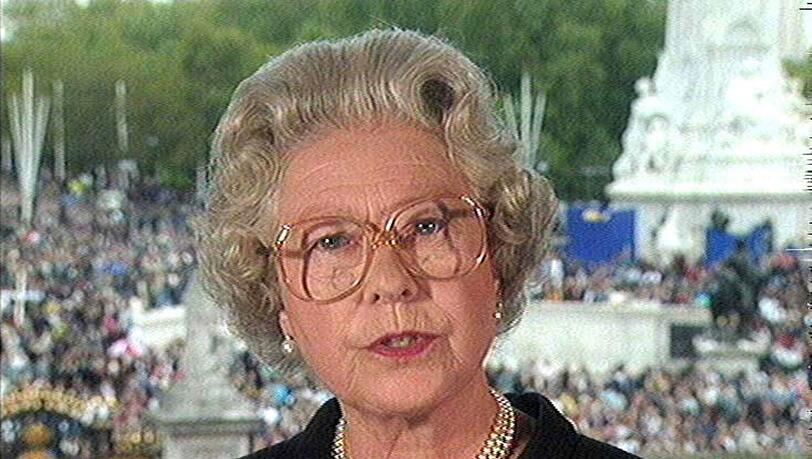 The Queen delivers a broadcast live speech to the nation from Buckingham Palace 05 September to speak of the Royal Family's sorrow at the death of her former daughter-in-law, Diana, Princess of Wales who was killed in a car crash in Paris last weekend. (EDS note: We are advised that video-grabs should not be used by daily papers later than 48 hours after the broadcast of the programme, without consent of the copyright holder) === UK OUT === dpa COLORplus +++ dpa-Bildfunk +++