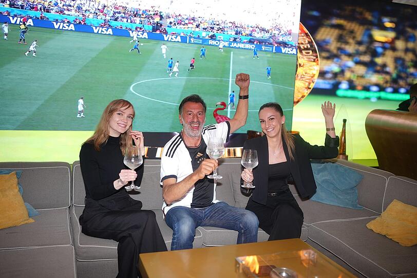 Assistentin Anna mit Ugo Crocamo und Eventmanagerin Vivienne im H`Ugos: Hier ist die WM-Stimmung schon eingekehrt. Assistentin Anna mit Ugo Crocamo und Eventmanagerin Vivienne im H`Ugos: Hier ist die WM-Stimmung schon eingekehrt.