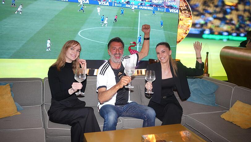 Assistentin Anna mit Ugo Crocamo und Eventmanagerin Vivienne im H`Ugos: Hier ist die WM-Stimmung schon eingekehrt.