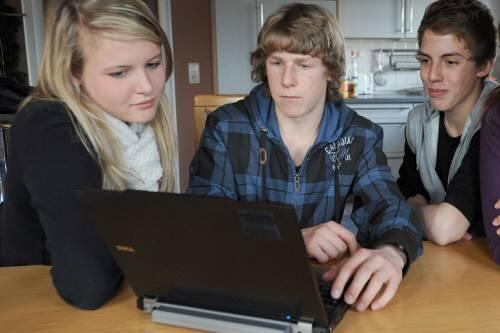 Millionen von Menschen versenden täglich E-Mails - nicht nur die jungen.