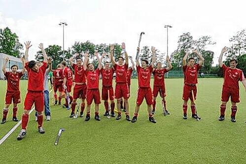 Nie mehr Zweite Liga? Die NHTC-Cracks jubeln nach ihrem Sieg über Rheyth, der ein weiterer Schritt zum Klassenverbleib war.