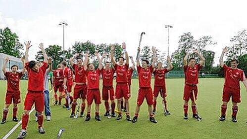 Nie mehr Zweite Liga? Die NHTC-Cracks jubeln nach ihrem Sieg über Rheyth, der ein weiterer Schritt zum Klassenverbleib war. Nie mehr Zweite Liga? Die NHTC-Cracks jubeln nach ihrem Sieg über Rheyth, der ein weiterer Schritt zum Klassenverbleib war.