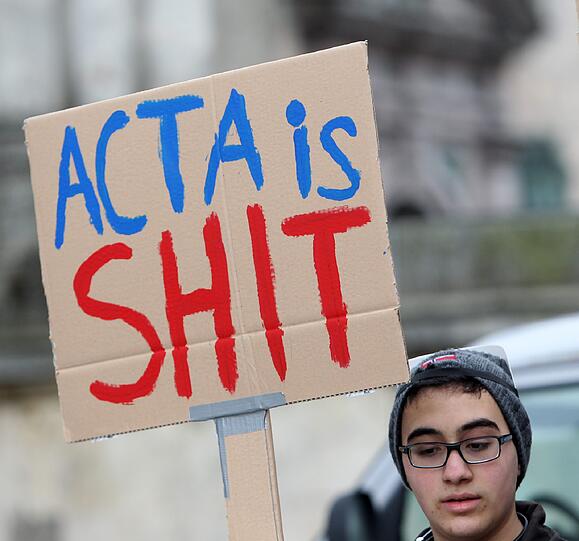 Affige Kostüme, witzige Plakate und viele Masken: Die Bilder von der Anti-ACTA-Demo in München