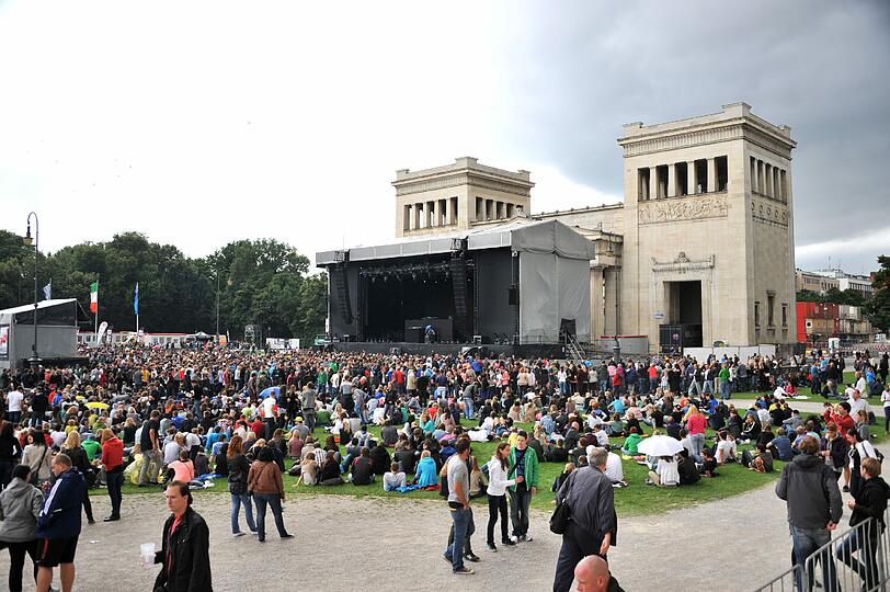 Schon am Nachmittag stürmten die Guetta-Fans den Königsplatz.