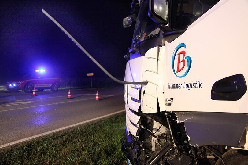 In der Nacht von Dienstag auf Mittwoch ereignete sich ein schlimmer Verkehrsunfall. Die B15 bei Rosenheim war vier Stunden gesperrt.