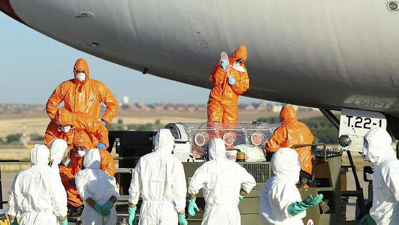 Es herrscht höchste Sicherheitsstufe. Mit Gasmasken und luftdichten Anzügen gehen die Helfer vor. Es herrscht höchste Sicherheitsstufe. Mit Gasmasken und luftdichten Anzügen gehen die Helfer vor.