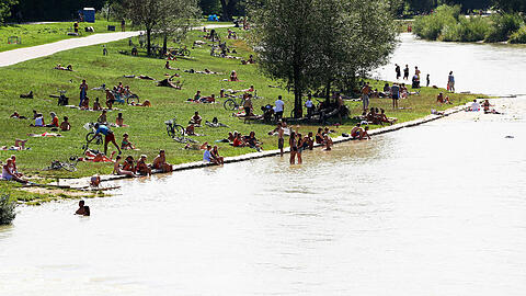 Die Stufen am Ufer sind nicht mehr zu sehen, so hoch ist der Wasserstand im Moment an der Isar.