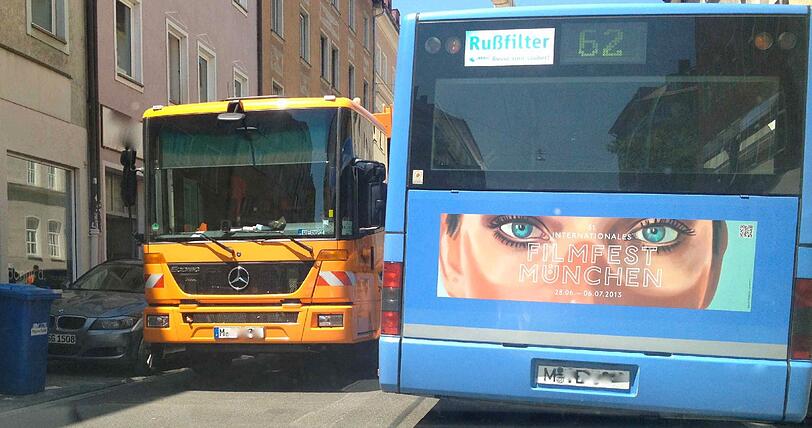 Müllwagen trifft Bus.