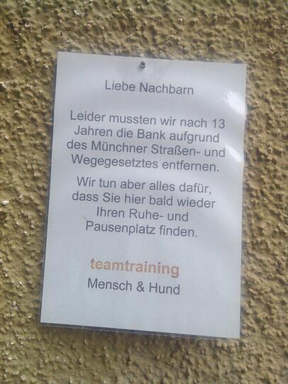 Dieser Zettel erklärt, warum die Bank nicht mehr da ist.