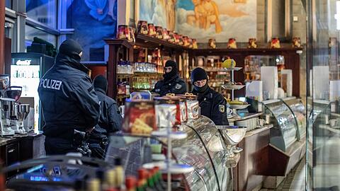 Polizisten bei der Razzia am Donnerstag in einem Eiscafé in Duisburg - auch in München wurden zwei Objekte durchsucht.