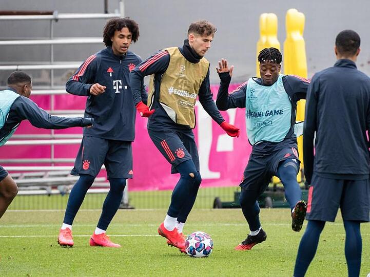 Leon Goretzka (m.) und ein Nachwuchsspieler kämpfen um den Ball. Foto: Matthias Balk/dpa