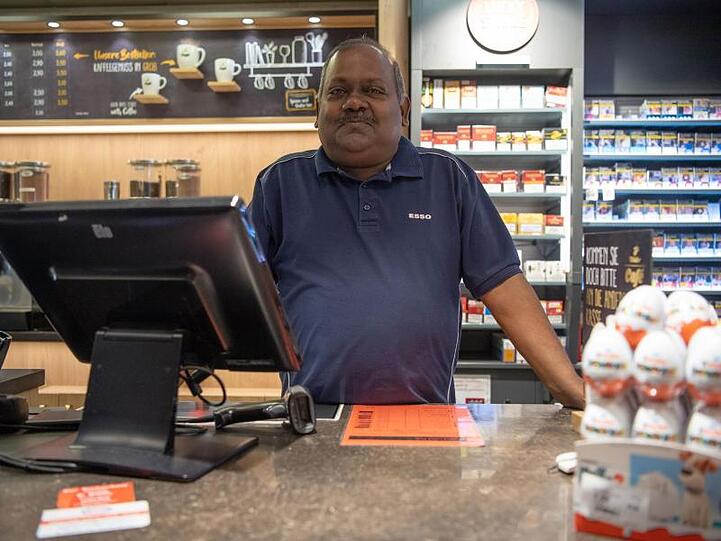 Sugendran Veluppillai, Kassierer, steht hinter der Kasse. Foto: Lino Mirgeler/Archivbild