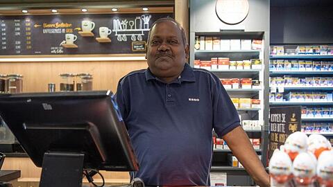 Sugendran Veluppillai, Kassierer, steht hinter der Kasse. Foto: Lino Mirgeler/Archivbild