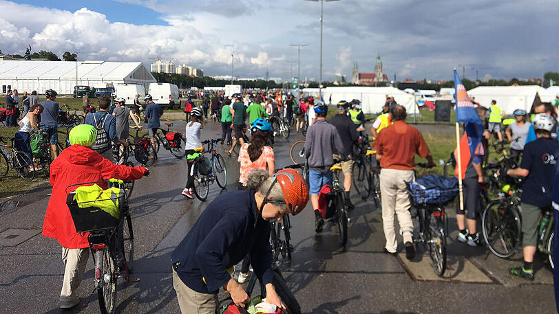 Teilnehmer der Radsternfahrt sind an der Theresienwiese angekommen.