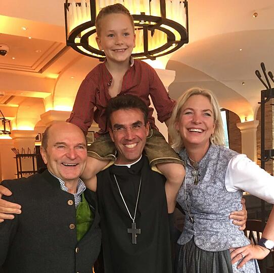 Die Familie: Krätz mit seiner Frau Tina, Sohn Arthur und Abt Eckert.