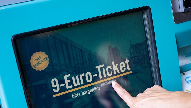 Kauf eines 9-Euro-Tickets an einem Fahrschein-Automaten.