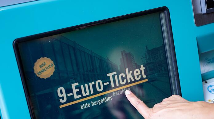 Kauf eines 9-Euro-Tickets an einem Fahrschein-Automaten.