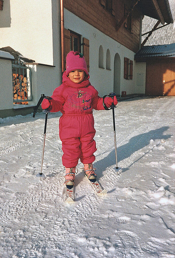 Ganz schön goldig beziehungsweise pink: Skirennläuferin Maria Höfl-Riesch bei einem ihrer ersten Versuche auf zwei Brettern in ihrer Heimat Garmisch-Partenkirchen. Ganz schön goldig beziehungsweise pink: Skirennläuferin Maria Höfl-Riesch bei einem ihrer ersten Versuche auf zwei Brettern in ihrer Heimat Garmisch-Partenkirchen.