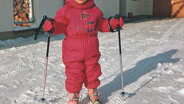 Ganz sch&ouml;n goldig beziehungsweise pink: Skirennl&auml;uferin Maria H&ouml;fl-Riesch bei einem ihrer ersten Versuche auf zwei Brettern in ihrer Heimat Garmisch-Partenkirchen.