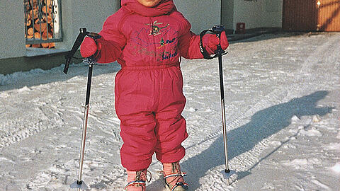 Ganz sch&ouml;n goldig beziehungsweise pink: Skirennl&auml;uferin Maria H&ouml;fl-Riesch bei einem ihrer ersten Versuche auf zwei Brettern in ihrer Heimat Garmisch-Partenkirchen.