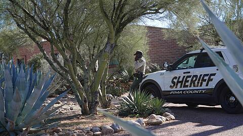 Medien und Polizeikr&auml;fte sind rund um die Uhr am Haus von Nancy Guthrie zu sehen.