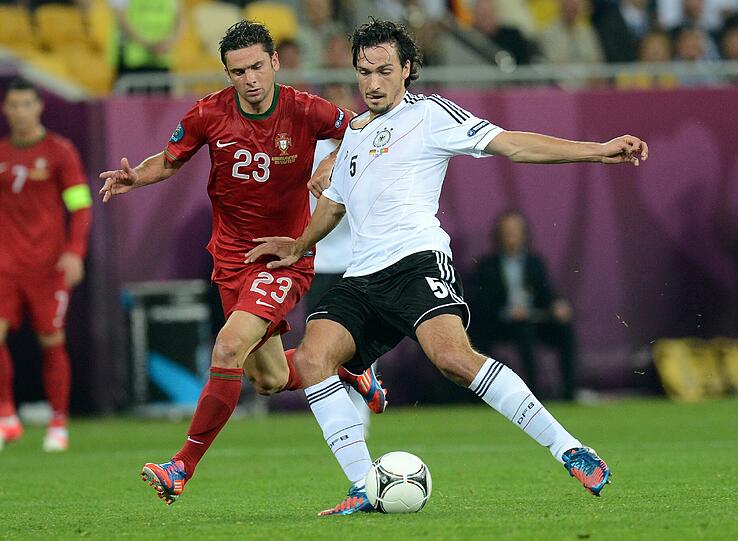 MATS HUMMELS NOTE 2
Bekam doch den Vorzug vor Mertesacker. Begann konzentriert, mit mutiger Spieleröffnung. Spritzig, schnell. Sehr aktiv, später ach mutig nach vorne. Muss seinen Platz behalten.