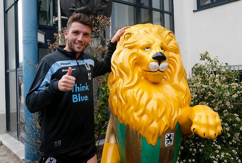 1860-Neuzugang Ilie Sanchez posiert beim Trainingsauftakt neben dem Löwen.