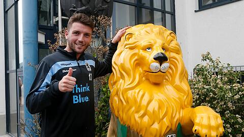 1860-Neuzugang Ilie Sanchez posiert beim Trainingsauftakt neben dem Löwen.