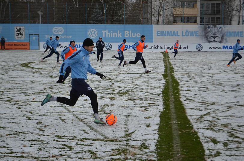 Die Löwen im Schnee: Der TSV 1860 musste am Freitag vor Beginn des Trainingslagers auf weißem - und nicht wie gewohnt auf grünem - Untergrund trainieren.