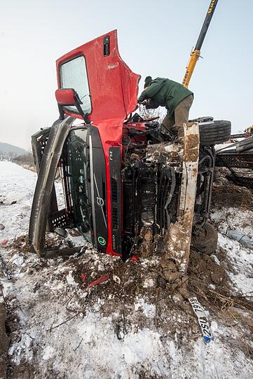 Bei dem Unfall entstand einiger Sachschaden: Elf Autos auf dem Autotransporter sind Schrott.