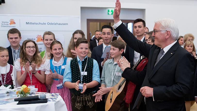 11 Uhr, Landtag: Ein Ständchen für das deutsche Staatsoberhaupt: Schüler begrüßen Frank-Walter Steinmeier musikalisch im Maximilianeum.