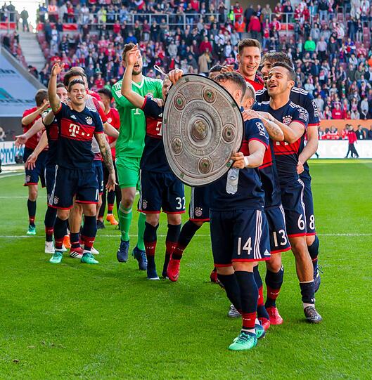 Der FC Bayern gewinnt seine 28. Deutsche Meisterschaft - und die Spieler zeigen sich in Feierlaune.