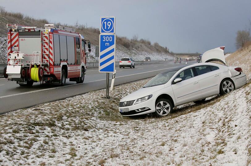 Ein Maserati ist auf der A94 ins Rutschen gekommen und in einen VW geschleudert.