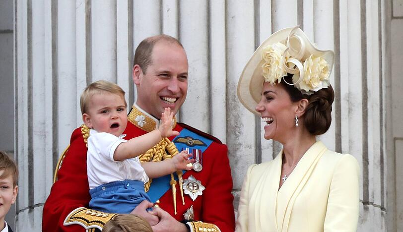 Prinz William und Herzogin Kate mit Prinz Louis.