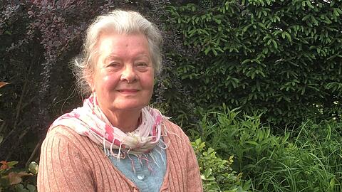 Angela Brogsitter-Finck findet, der Rasen vor dem Schloss sollte lieber eine bienenfreundliche Blühwiese sein.