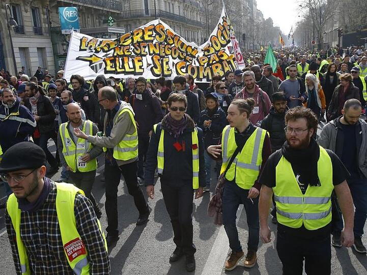 "Gelbwesten" versammeln sich zu einer Kundgebung in Paris.