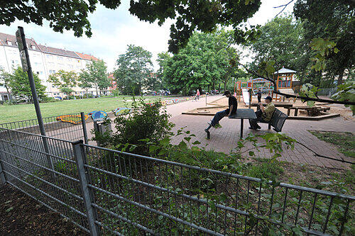 Der Spielplatz am Melanchthonplatz in der Südstadt ist schon umzäunt. Jetzt soll als Modellprojekt der gesamte Platz eingefriedet werden. Bei Erfolg folgen weiter Parks.