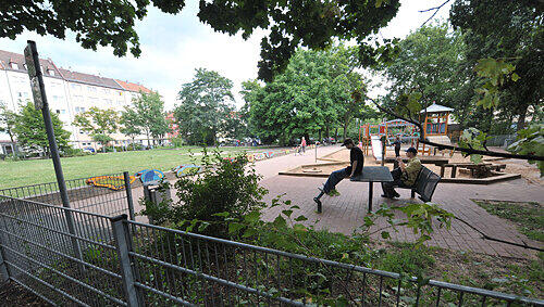 Der Spielplatz am Melanchthonplatz in der Südstadt ist schon umzäunt. Jetzt soll als Modellprojekt der gesamte Platz eingefriedet werden. Bei Erfolg folgen weiter Parks. Der Spielplatz am Melanchthonplatz in der Südstadt ist schon umzäunt. Jetzt soll als Modellprojekt der gesamte Platz eingefriedet werden. Bei Erfolg folgen weiter Parks.