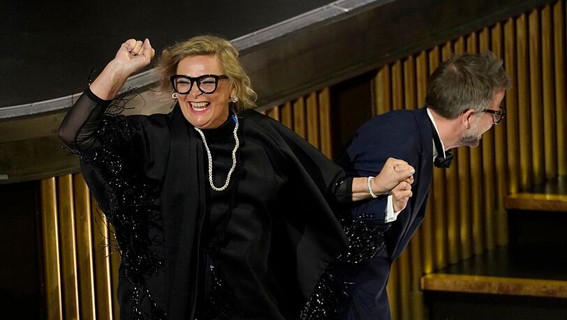 Ernestine Hipper (l) und Christian M. Goldbeck nehmen bei der Oscar-Verleihung im Dolby Theatre in Los Angeles den Preis für das beste Produktionsdesign für "Im Westen nichts Neues" entgegen.