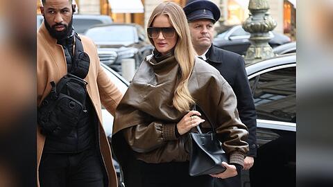 Mit schwarzer XXL-Bag: Model und Schauspielerin Rosie Huntington-Whiteley während der Fashion Week im Januar in Paris.